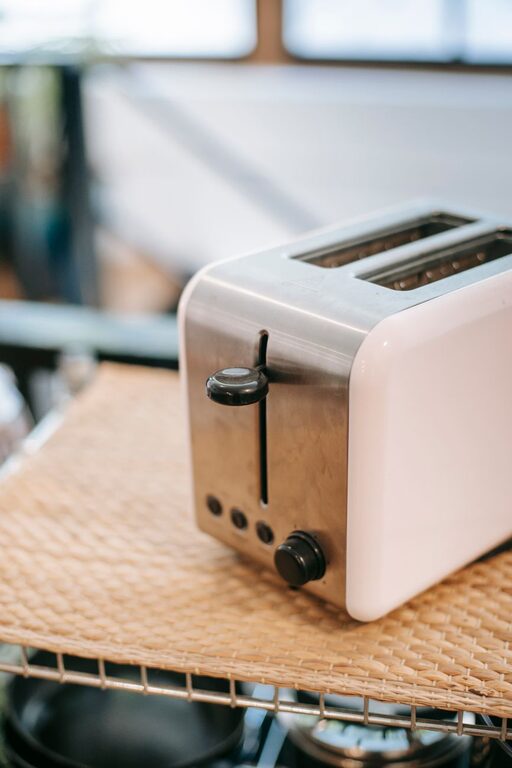 Essential Tools for a Small Kitchen: Maximize Space and Efficiency